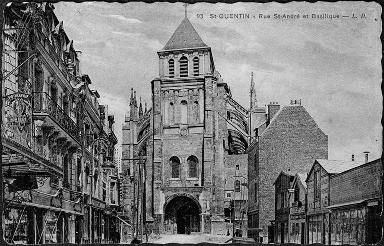 Carte postale représentant la rue Saint-André et la façade de la basilique, vers 1930.