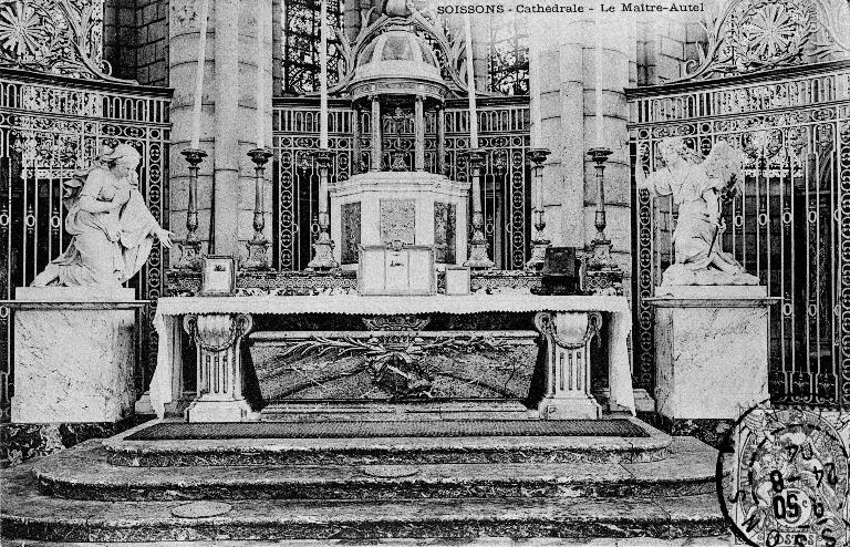 Carte postale représentant le maître-autel de la cathédrale vers 1900 (coll. part.). ; Carte postale représentant le maître-autel de la cathédrale vers 1900 (coll. part.). ; Carte postale représentant le maître-autel et son décor, vers 1900 (coll. part.).