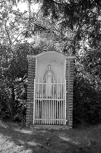 Vue de l'oratoire, brique et ciment, érigé en 1944 par la famille Grasset en reconnaissance de la protection divine.