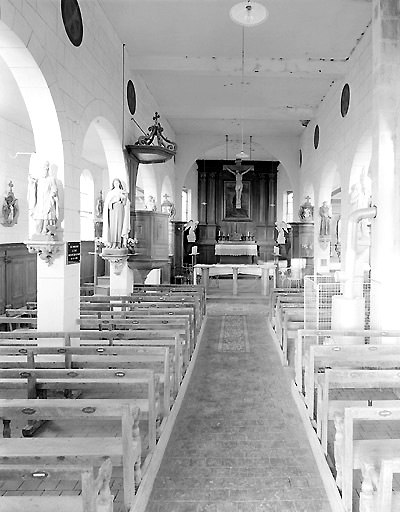 Vue, depuis l'entrée, de la nef, construite en 1847-1850, et du choeur, construit en 1839.