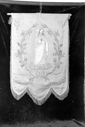 Ensemble de deux bannières de procession : Christ du Sacré-Coeur, Sainte Barbe