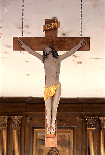 Christ en croix, chêne polychrome et doré, datant du 18e siècle et replacé sur une croix moderne.