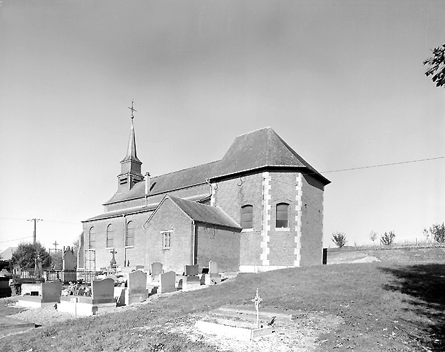 Vue de l'église depuis le sud-est : nef et choeur avec la sacristie attenante à celui-ci.