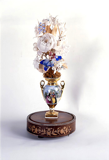 Vue du vase, porcelaine de Paris, au décor de deux paysannes en conversation, 2e quart du 19e siècle.
