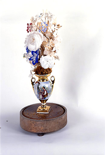 Vue du vase, porcelaine de Paris, décor d'une paysanne et d'un berger devant un oratoire, 2e quart du 19e siècle.