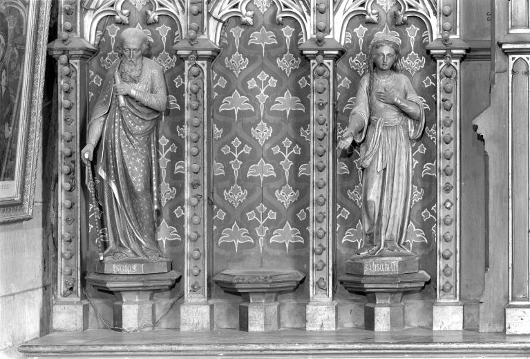 Vue des statues d'Isaïe et de Sainte Elisabeth, la troisième ayant été volée dans les années 1970.