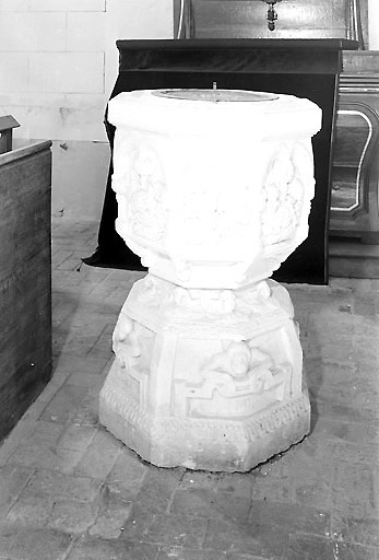 Vue d'ensemble des fonts en pierre calcaire : base polygonale limite 16e-17e siècle (?), la partie supérieure formant cuve datant du 19e siècle.