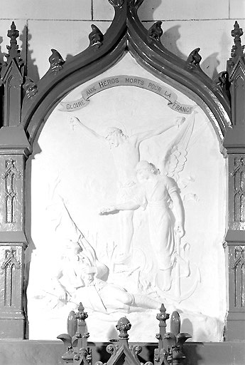 Bas-reliefs : Soldat mourant au pied du Christ en croix et recevant la palme du martyre, soldat blessé étreignant une croix de chemin devant une église dévastée