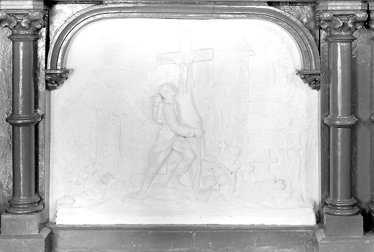Bas-relief de l'autel, en terre cuite, portant la signature du fabricant de statues toulousain Henri Giscard, 1er quart du 20e siècle.