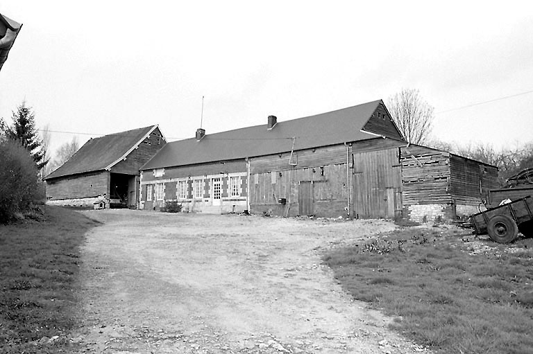 Vue d'ensemble de la ferme : étable, logis daté 1849, grange traversante.