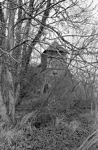 Vue de la tour du pavillon d'entrée : brique et essentage de bois, toit pavillon en ardoise.