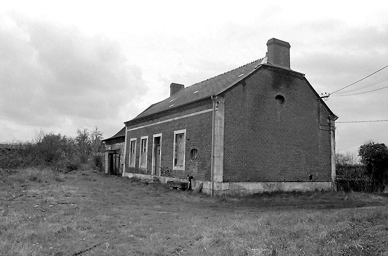 Vue de l'élévation postérieure du logis construit au milieu du 19e siècle : brique, chainage en pierre calcaire, demi-croupe ardoise synthétique.