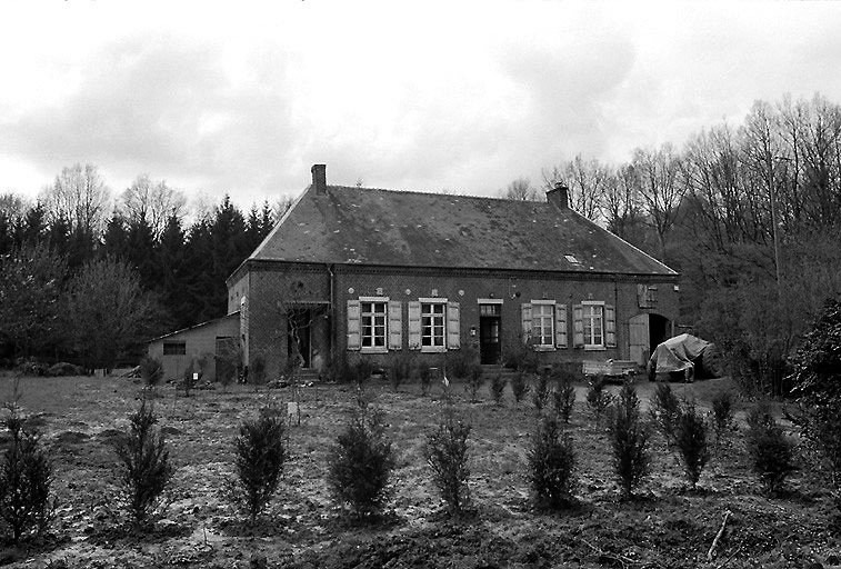 Vue du logis encadré par une grange et une remise sous le même toit, 2e moitié du 19e siècle : brique, croupe ardoise.