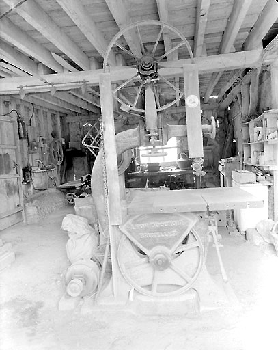 Vue de la machine à découper et scier le bois, en fonte, portant la marque du fabricant 'Leon Ducuroir Bruxelles', 2e quart du 20e siècle.