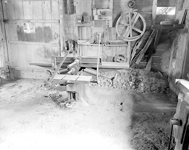 Vue d'une machine à découper et scier le bois.