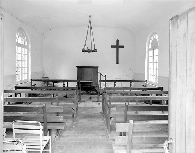 Vue, depuis l'entrée, de l'intérieur du temple, avec au fond la chaire pastorale.