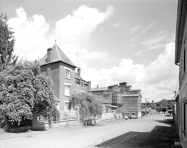 Vue d 'ensemble depuis le sud-est des bâtiments situés rue de Besmont avec au 1er plan le nouveau logement patronal construit en 1927-28.