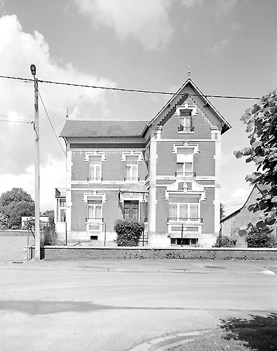 Vue du premier logement patronal, 6 place Maréchal-Foch, édifié dans les années 1900-10.