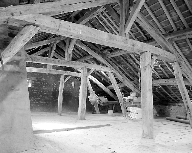 Vue d'ensemble de la charpente en chêne dans le grenier du logis, 18e siècle (?).