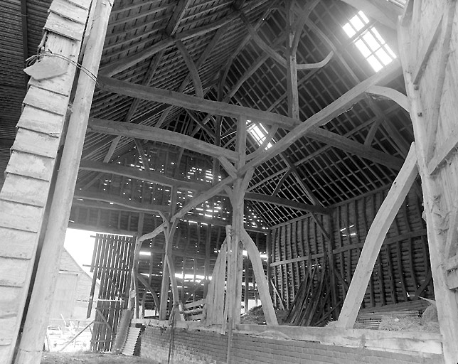 Vue de l'intérieur de la grange en pan de bois et essentage de bois, datant du 19e siècle, provenant de Renneval, installée ici dans les années 1930.