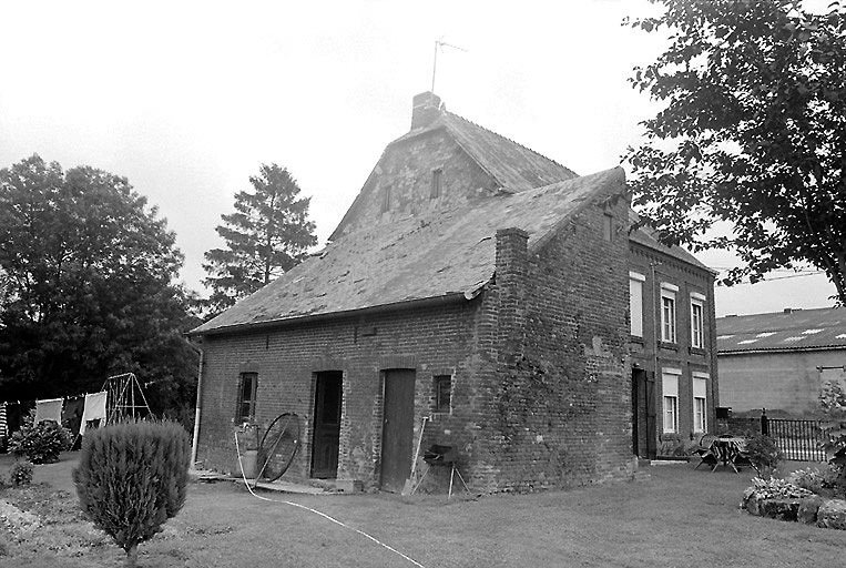 Vue du logis avec au 1er plan l'appentis en brique couvert en ardoise, abritant un atelier de fabrication.