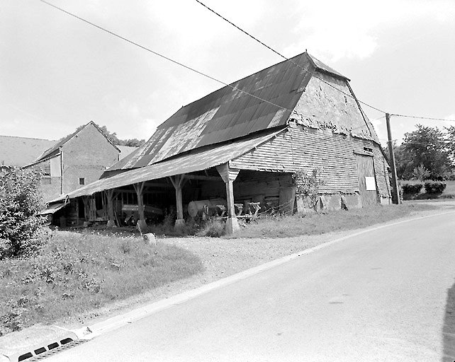 Vue de la grange depuis le sud-ouest.