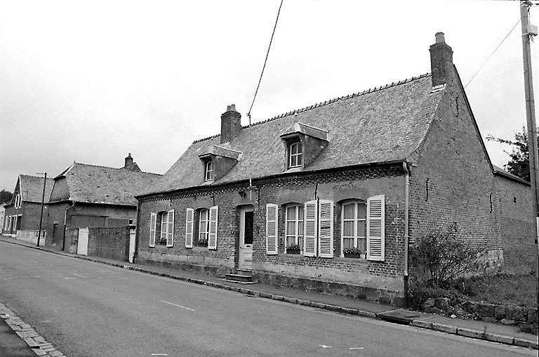 Vue, au 1er plan, du logis portant la date 1776, au 2e plan, de la grange datant de 1856.