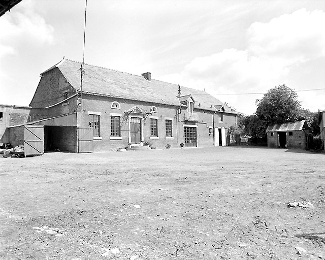 Vue du logis, 3e quart du 19e siècle, en brique, linteaux et encadrement porte en pierre bleue, aggrandi en 1900 sur la droite.