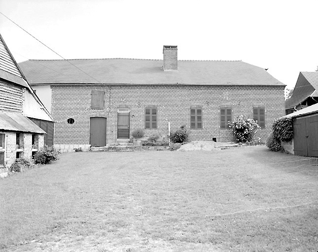 Vue du logis et de l'étable attenante, portant la date 1853 en fers d'ancrage.