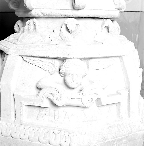 Détail du bas-relief sur le pied : angelot surmontant un cartouche portant l'inscription AQUA VIVA.