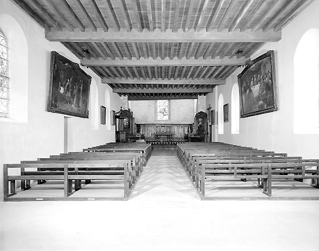 Vue, depuis l'entrée, de la nef avec son plafond apparent, et du choeur.