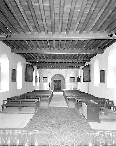 Vue, depuis l'entrée du choeur, de la nef et des contreforts intérieurs du clocher.