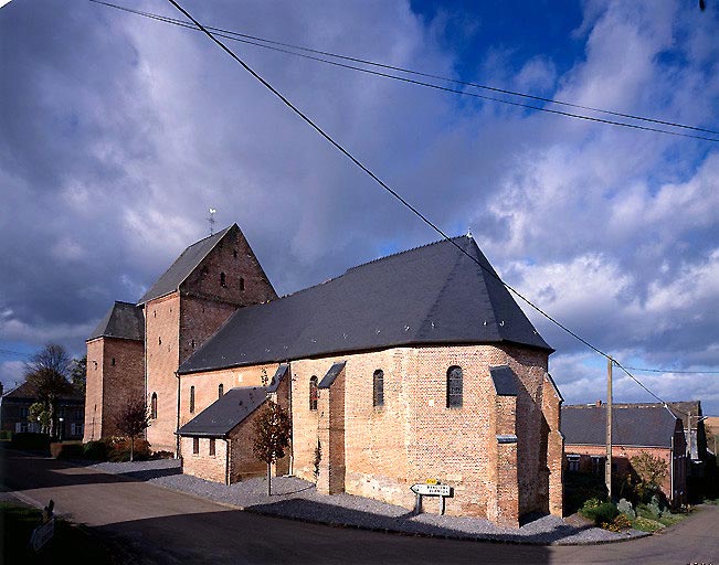 Vue de l'église depuis le sud-est : chevet, nef avec la sacristie accolée à l'élévation sud et le clocher-donjon.