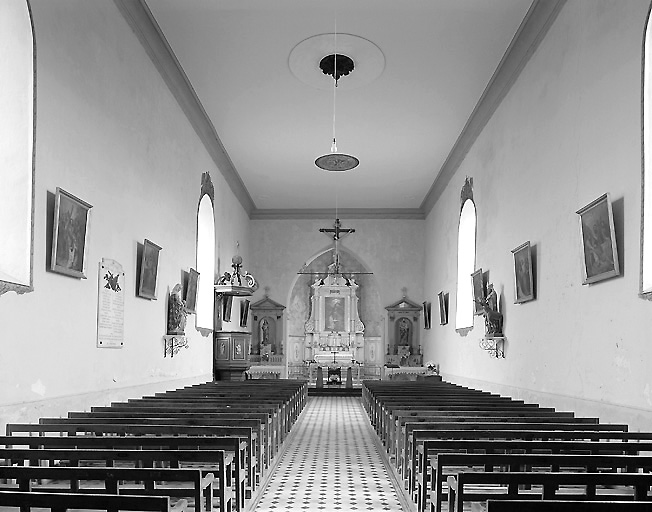 Vue, depuis l'entrée de la nef, sous la tribune de l'harmonium, de la nef et du choeur.