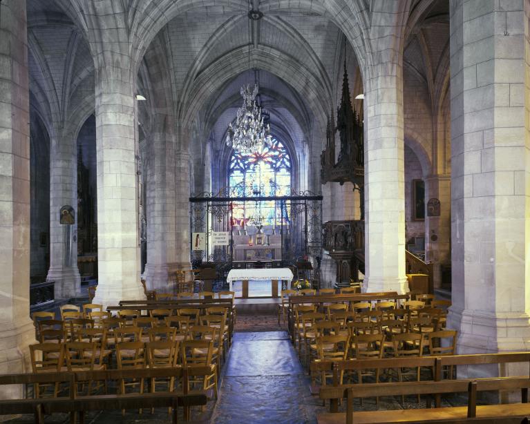 Vue de la nef du choeur.