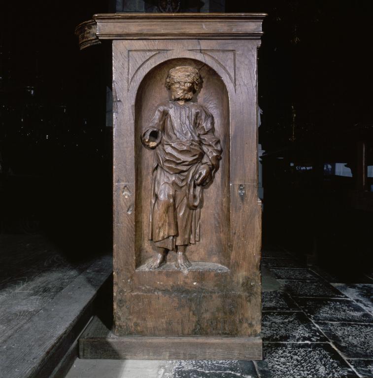 Vue de la première jouée de la rangée sud ornée d'une figure d'apôtre.