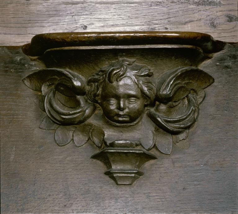 Détail d'une miséricorde de la rangée sud ornée d'une tête d'angelot ailée.