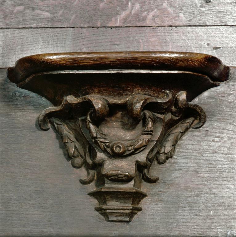 Détail d'une miséricorde de la rangée sud ornée de couronnes de laurier.
