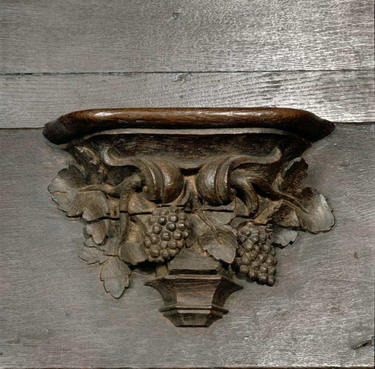 Détail d'une miséricorde de la rangée sud ornée de grappes de vignes.