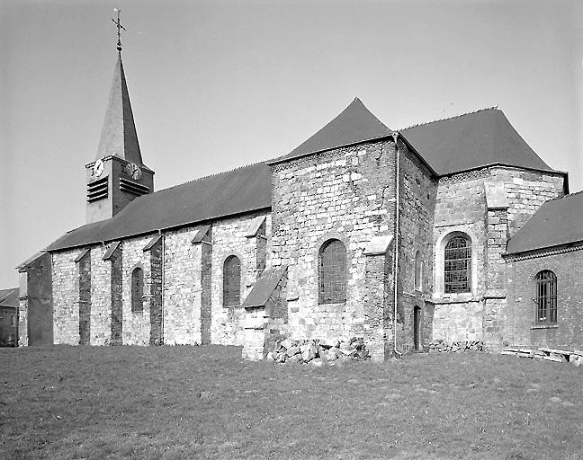 Vue, depuis le sud-est, du chevet et de l'élévation sud de la nef, en moellon de grès, datant du 17e siècle.