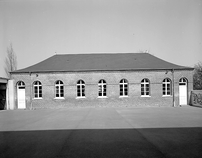 Vue de la salle de classe, au fond de la cour arrière, construite par l'architecte départemental Auguste-Aimé Pudepièce en 1866.