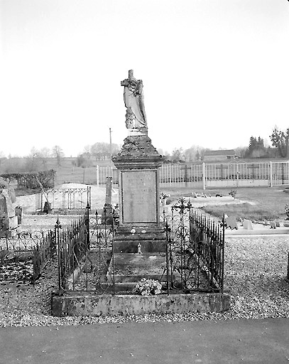 Vue du tombeau, vers 1884 : stèle en pierre bleue, surmontée d'une statue en marbre blanc représentant une jeune femme éplorée.