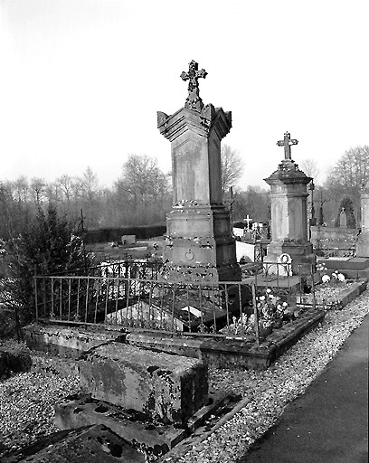 Vue du tombeau, vers 1880-1885 : stèle en pierre bleue portant la marque du marbrier 'Baudry à Etroeungt'.