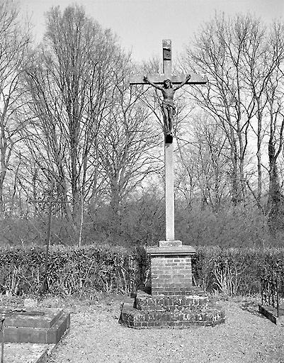 Ancien château, dit de la Huguenoterie, devenu cimetière communal