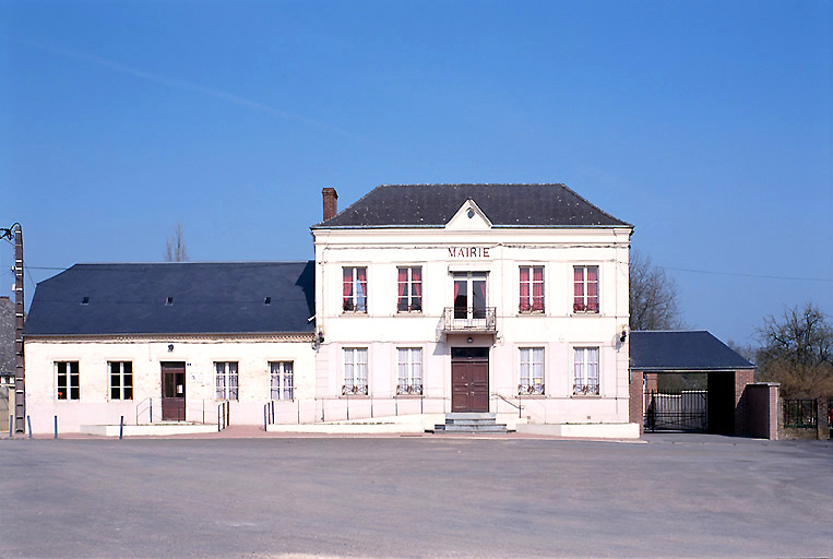Vue, depuis le sud-ouest, de la mairie portant la date de 1846 en fer d'ancrage et du logement attenant de l'instituteur datant de la 2e moitié du 19e siècle.