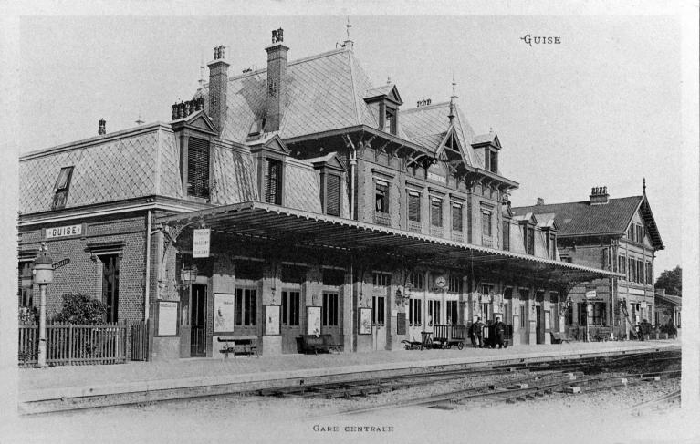 Vue de la façade sur les quais. Carte postale, début du 20e siècle.