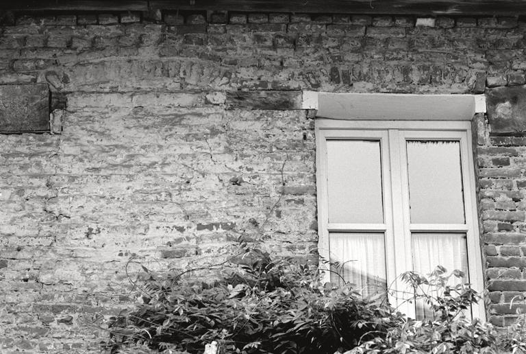 Vue d'une des façades du presbytère.