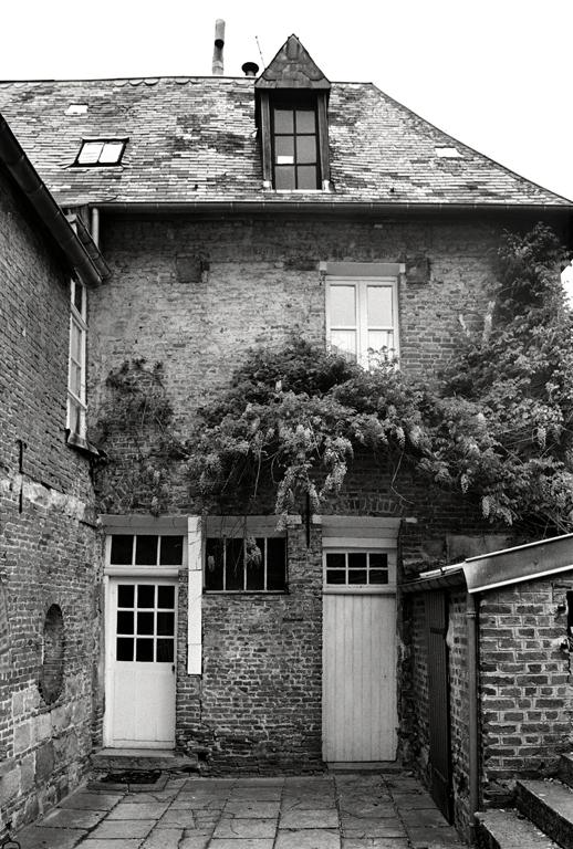 Vue d'une des façades du presbytère.