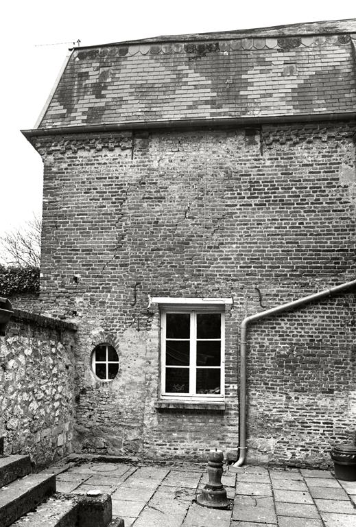 Vue d'une des façades du presbytère.