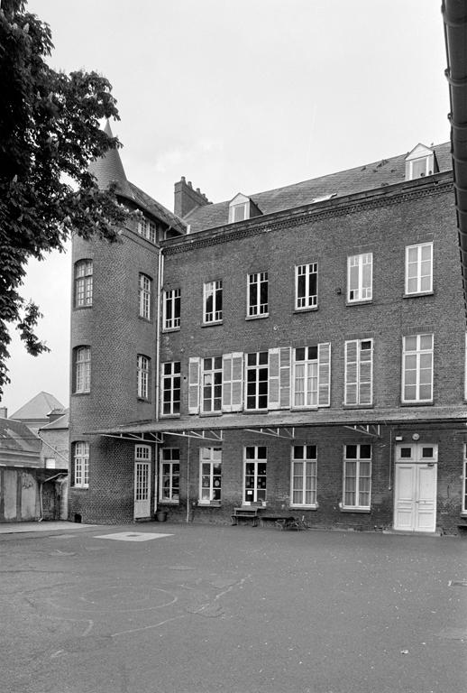 Vue de la façade sur la cour.
